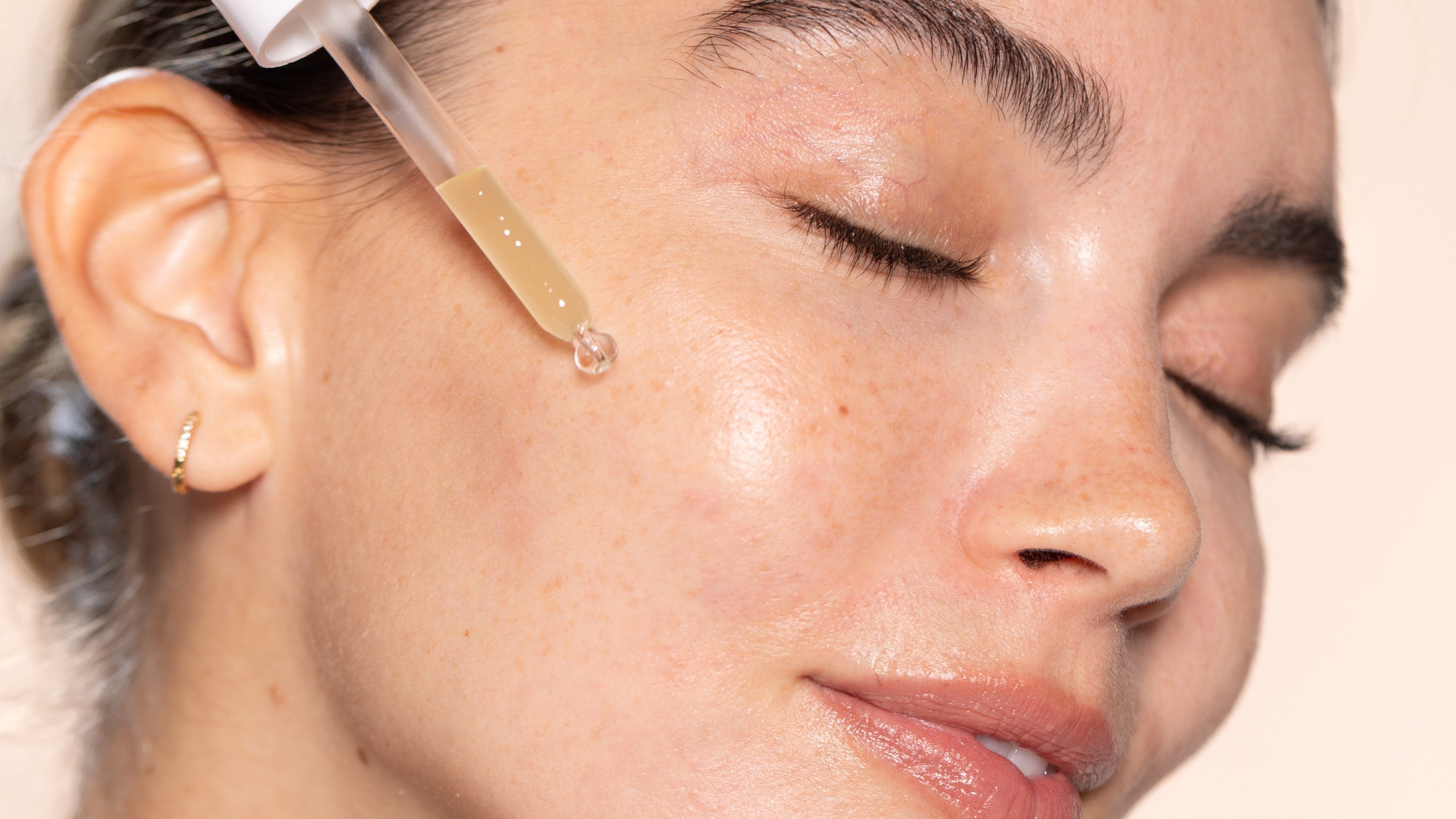 Vitamina C, Niacinamida y Péptidos: el trío con más respaldo científico para proteger, iluminar y reforzar tu piel por la mañana