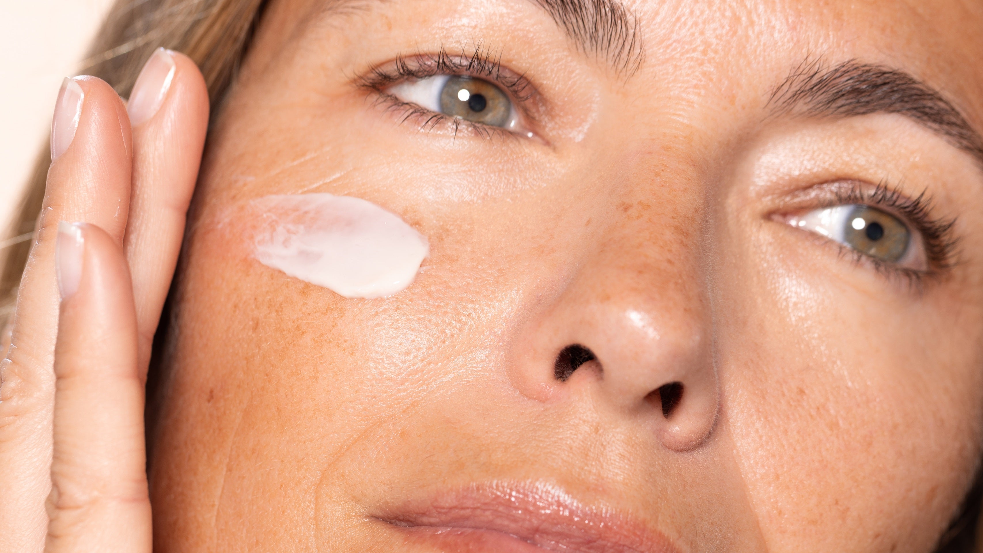 Cómo prevenir signos de la edad desde casa: ingredientes que de verdad funcionan